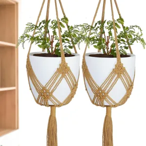 Support de plante en macramé avec pots blancs et fougères artificielles pour déco intérieure.