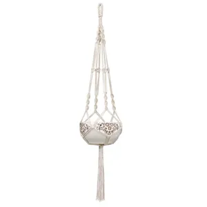 Handgemaakte macrame plantenhanger met decoratieve potjeshouder voor binnentuin.