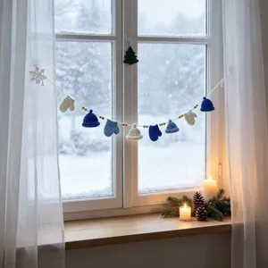 Ghirlanda di Natale lavorata a maglia con mini cappelli e guanti per decorare la casa.
