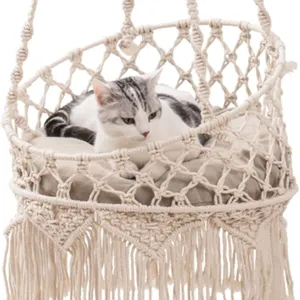 Amaca per gatti in macramè fatta a mano letto appeso stile boho per decorazione d'interni.