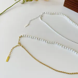 Nahaufnahme Detail der halben Perle halbe Metall Kordelkette Halskette mit S925 Silberanhänger.