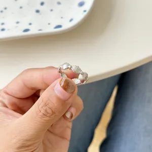 Silberner Muschelring offenes minimalistisches Design Detailaufnahme Alltag Mode