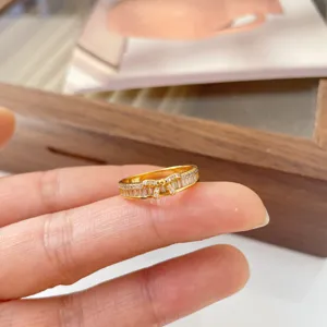 Eckiger S925 Sterling Silber Schleife Ring mit funkelnden Zirkonia Steinen, Detailansicht.