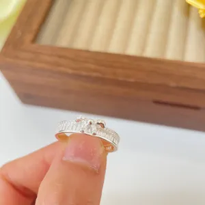 Nahaufnahme des filigranen silbernen Schleife Rings mit funkelnden Zirkonia Steinen.