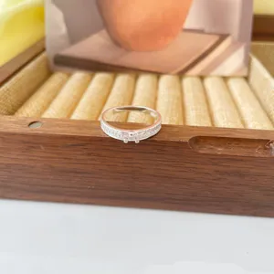 Nahaufnahme Detail des S925 Silber Zirkon Schleifenrings, eleganter Modeschmuck für Damen.