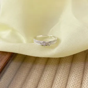 Exquisiter S925 Sterlingsilber Schleifen Ring mit funkelnden Zirkon Steinen Detailansicht.