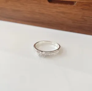 Detaillierte Ansicht des S925 Silber Zirkon Schleifenrings mit glänzenden Steinen.