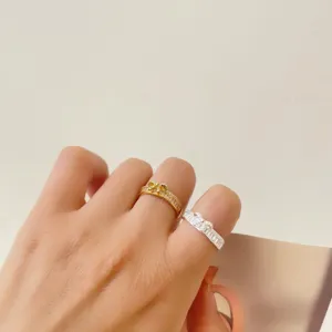 Exquisites Schleifen Zirkon Ring Set, stilvolle metallische Doppelringe Detailansicht.