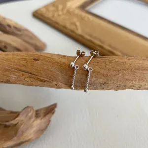 Silberne Ohrstecker mit kleiner Kugel und Zopfhänger, Detailaufnahme für Damen.