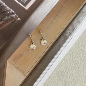 Zarte Muschel-Ohrstecker aus Sterlingsilber, detailierte Nahaufnahme des niedlichen Designs.