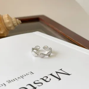 Detailaufnahme eines Sterlingsilber Muschelrings, elegantes offenes Design mit niedlichen Motiven.