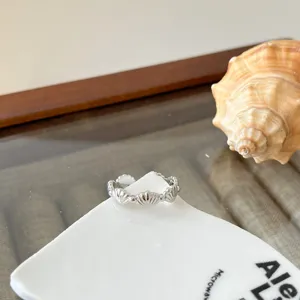 Echtsilber Muschel offener Ring fuer Damen, filigraner minimalistischer Fingerschmuck Detail
