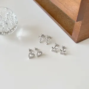 Detailaufnahme der filigranen S925 Silber Herz Kreuz Krone Damen Ohrstecker Set.