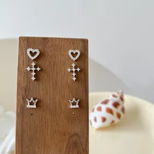 Zierliche S925 Silber Herz Kreuz Krone Ohrstecker glänzende Zirkonia Details.