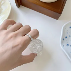 Nahaufnahme Detailansicht des silbernen Muschelrings, elegantes Design für Damenmode.