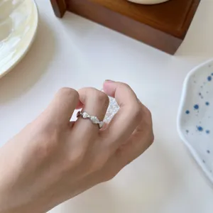 Silberner Muschelring Detailaufnahme mit filigranem Muscheldesign für den Alltag.