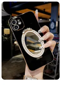 Vista dettagliata della cover iPhone nera galvanizzata con specchio intarsiato di perle.