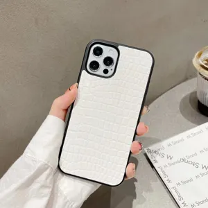 Vista detallada de la funda de teléfono de piel de cocodrilo blanca, textura y recortes precisos.