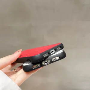 Detalle cercano de la funda de teléfono de cuero a cuadros con recortes muy precisos.