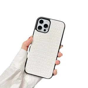 Funda de teléfono de cuero con textura de cocodrilo blanca vista principal, elegante cubierta.