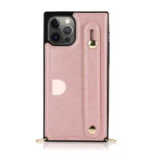 Roze glitter telefoonhoesje detail met kaartsleuf, draagriem en metalen accessoires.