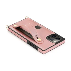 Roze lederen telefoonhoesje detail, kaarthouder met polsbandje en metalen knopen.