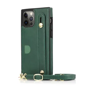 Detail van groene lederen telefoonhoesje met verstelbare riem, kaartvak en metalen knop.