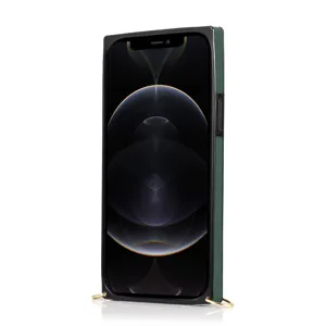Groene lederen telefoonhoes detail met metalen ringen voor dagelijks handig gebruik.