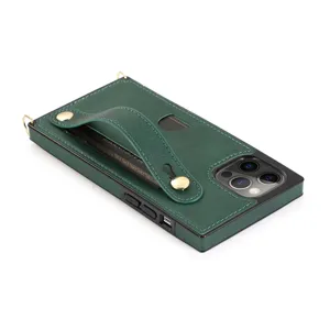 Groene lederen telefoonhoes met polsband en kaartsleuf, stijlvolle bescherming voor je gsm.