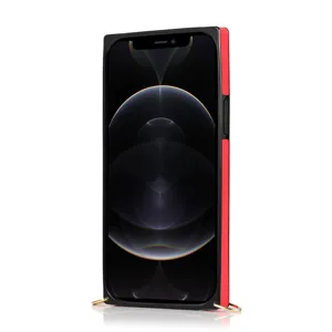 Telefoonhoesje met koord en houder, zwart en rood beschermend achterhoesje met metalen ringen.