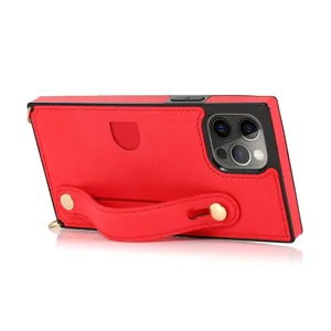 Gedetailleerd overzicht van het rode lederen telefoonhoesje met handriem en vakje.