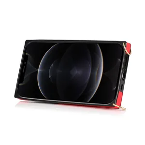 Metalen bumper telefoonhoesje met rode lederen accenten en handige koordoogjes voor mobiel.