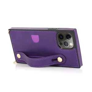 Paarse lederen telefoonhoesje detail met kaartsleuf zakje en metalen handriem knoppen.