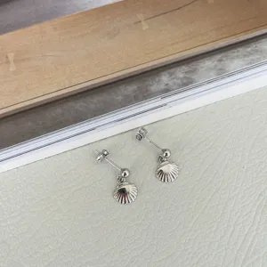 Kleine süße Muschel Ohrstecker aus S925 Sterling Silber zart minimalistisch Strand Schmuck Detail