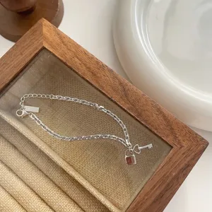 Zilveren armband met slot en sleutel delicate sieraden detailweergave voor dames mode