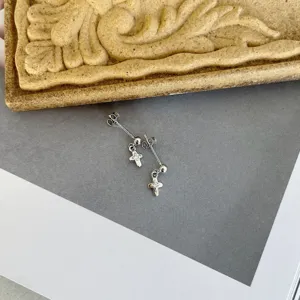 Silberne Kreuz Ohrstecker mit glitzerndem Stein in der Mitte und feinem Schraubverschluss Design.