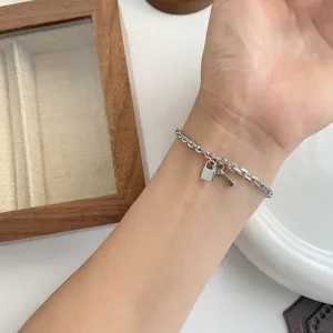 Zilveren armband met hangslot en sleutel bedel voor vrouwen, minimalistische polssieraad.