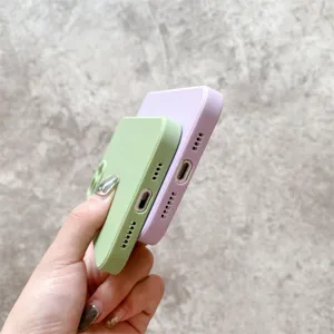 Detalle de funda de teléfono de silicona con textura suave y recortes precisos para los puertos.