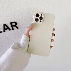 Elegante funda de teléfono lisa minimalista para iPhone, cubierta de silicona suave al tacto.