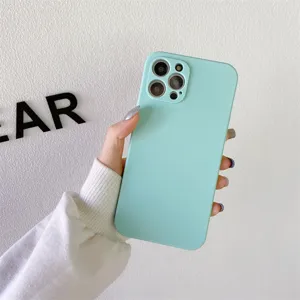 Detalle de funda para teléfono de silicona verde menta mate, textura suave, protección.
