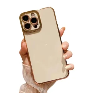 Coque de protection iPhone galvanisée avec beau bord or rose et dos crème vue arrière