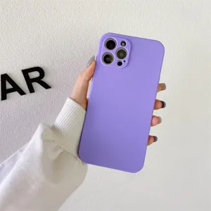 Funda de teléfono de silicona violeta compatible con iPhone, diseño mate color sólido.