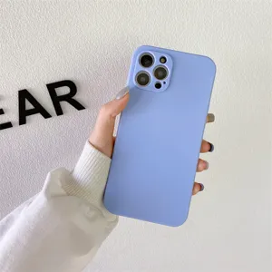 Funda de teléfono de silicona de color sólido con diseño de borde recto, tacto suave.
