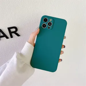 Detalle de funda de silicona verde oscura, tacto suave agradable, recortes muy precisos.