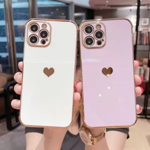 Luxe gegalvaniseerde hart telefoonhoesje met gouden camerarand compatibel voor iPhone.