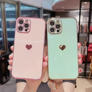 Detail van gegalvaniseerd hart telefoonhoesje in roze en groen met glanzende afwerking.