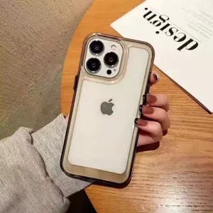 Vue détaillée de la coque de téléphone en acrylique bicolore transparente et rebords soignés.