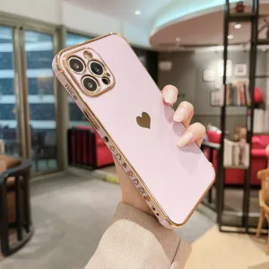 Gedetailleerd overzicht van het roze gegalvaniseerde hoesje met gouden hartjes en tekst.
