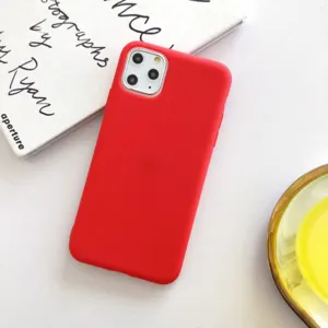 Rote Silikon Handyschützer Detailansicht, weiche Schutzhülle auf weißem Hintergrund präsentiert.