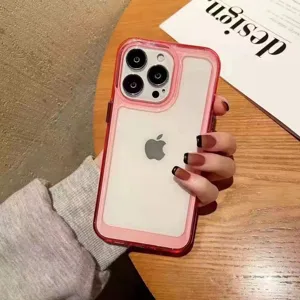 Vue de détail d'coque de téléphone en acrylique bicolore avec bord rose et dos transparent.